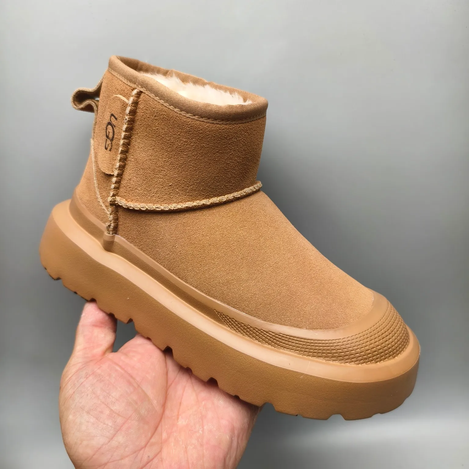 💰560 UGG sheepskin all-in-one snow boots 8354 classic waterproof rubber sole color: white maroon matching size: 35-40